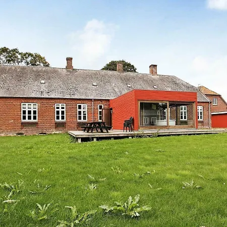 26 Person In Roslev-by Traum * Åsted